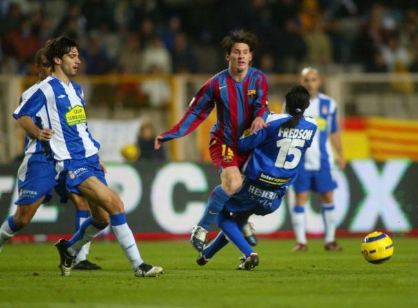 Messi adelanta a jugadores del RCD Espanyol, en un partido de La Liga, en enero de 2006.