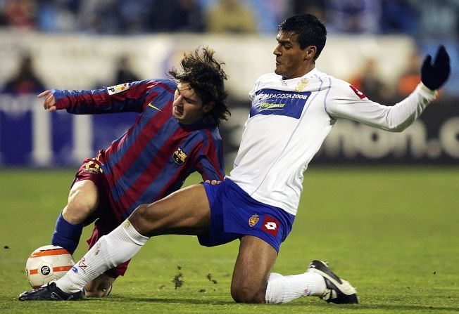 Lionel Messi es tacleado por Delio Toledo del Real Zaragoza durante un partido de la Primera Liga en febrero de 2006.