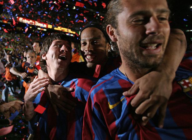 Messi, Ronaldinho y Marquez celebran el triunfo del FC Barcelona en la Liga Española, en mayo de 2006.