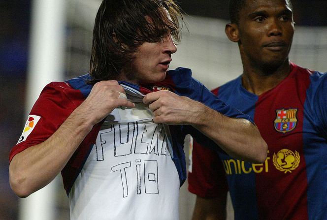 Messi le dedica a su tío un gol contra el Real Madrid en un partido de la Liga Española en marzo de 2007.