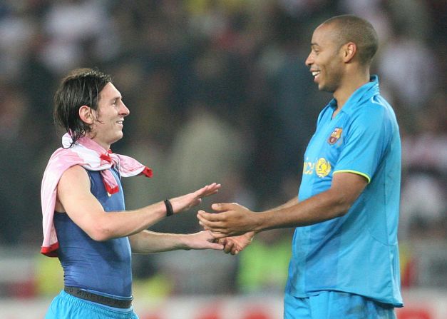 Lionel Messi celebra junto a Thierry Henry luego del partido de Stuttgart vs Barcelona en la Champions League en octubre de 2007.