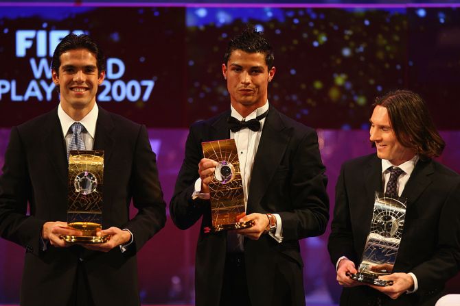 Kaka, Cristiano Ronaldo y Messi posan con sus premios durante la FIFA World Player of The Year Gala 2007 en la Ópera de Zurich Opera.
