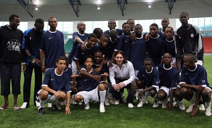 Messi junto a los finalistas del Aspire Africa Football Dreams en Doha, en enero de 2008.