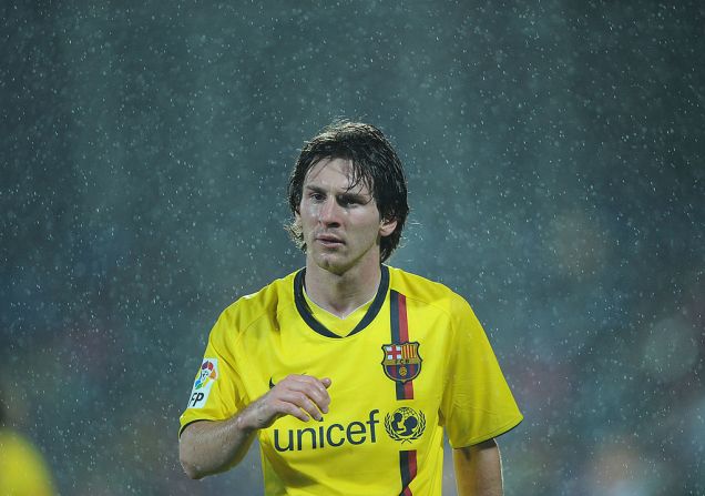 Ni la lluvia lo detiene: Lionel Messi durante un partido contra el Getafe en abril de 2009.