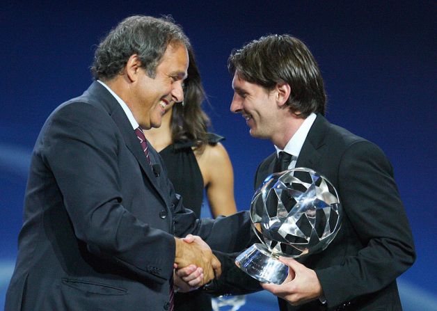 Michel Platini, presidente de la UEFA, saluda a Messi luego de otorgarle el trofeo de Best player of the season en agosto de 2007.