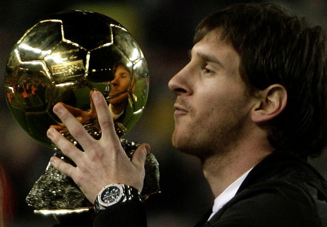 Messi y su "Ballon d'Or" (balón de oro), en diciembre de 2009.