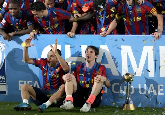 Messi y Dani Alves junto al trofeo de la FIFA Club World Cup en 2009.