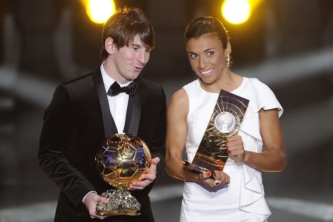 Messi, con su Ballon d'Or de la FIFA, junto a la brasileña Marta, también ganadora del trofeo, en enero de 2011.