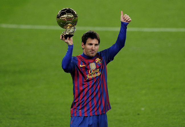 Messi con el Ballon d'Or en el Camp Nou en enero de 2012.