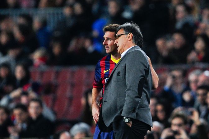 Messi escucha a su entrenador, Gerardo 'Tata' Martino durante un partido de la Copa del Rey en enero de 2014.