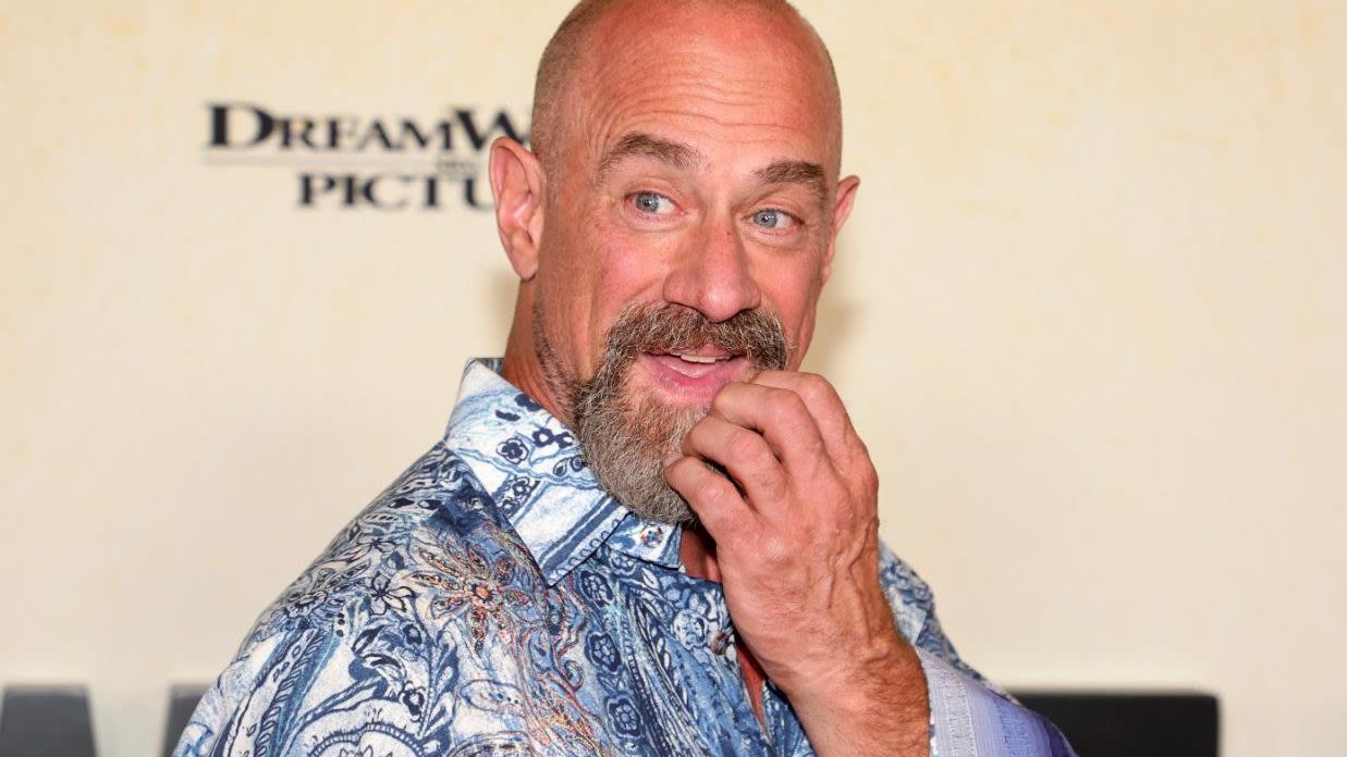 Los brazos y demás atributos que le garantizan a Christopher Meloni una  portada de revista