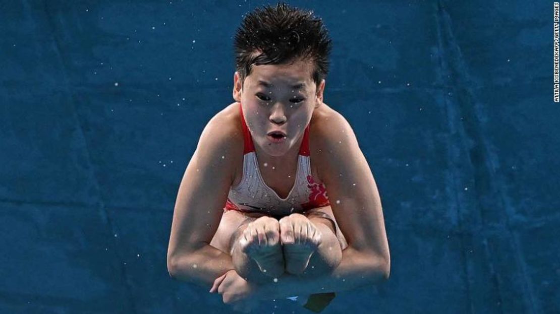 La clavadista olímpica Quan Hongchan de China compite en la final de saltos de plataforma de 10 metros femeninos durante los Juegos Olímpicos de Tokio el 5 de agosto.