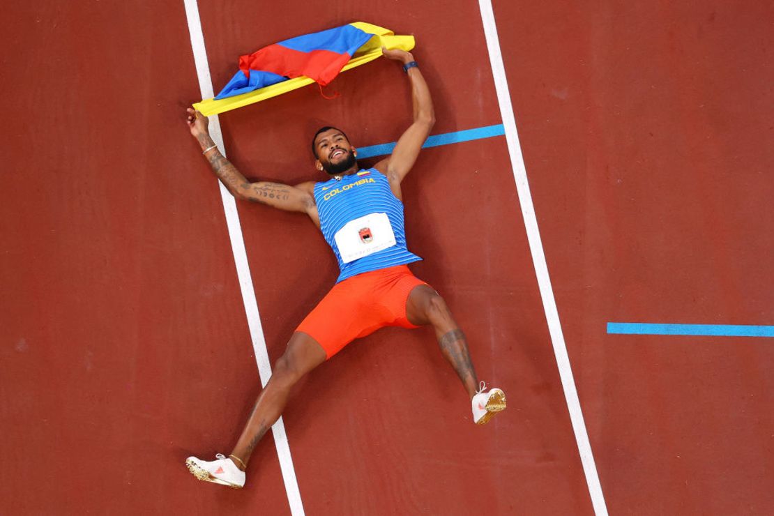 El colombiano Anthony José Zambrano celebra que ganó la medalla de plata en los 400 metros planos.