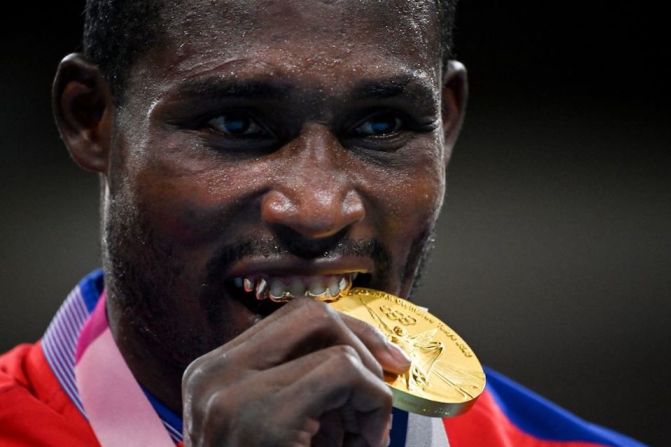 Julio la Cruz de Cuba venció al ruso Muslim Gadzhimagomedov para ganar la medalla de oro masculina en boxeo de peso pesado en los Juegos Olímpicos de Tokio el viernes.