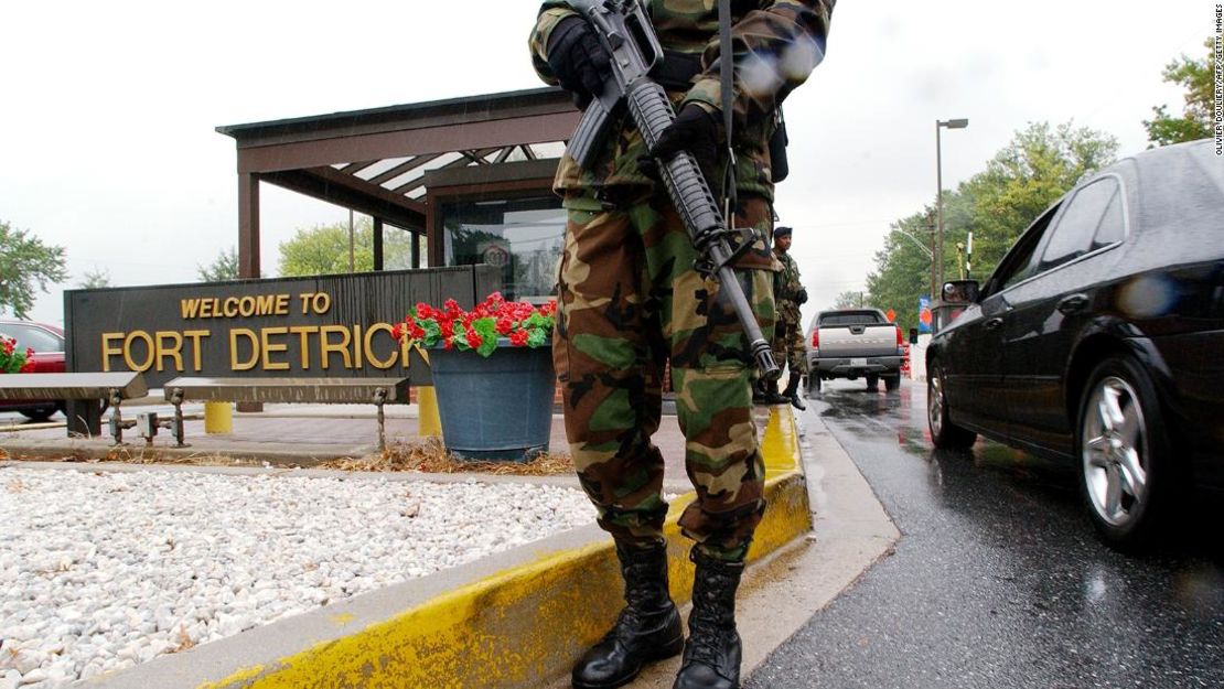 Personal militar monta guardia frente al Instituto de Investigación Médica de Enfermedades Infecciosas del Ejército de EE.UU. en Fort Detrick el 26 de septiembre de 2002.