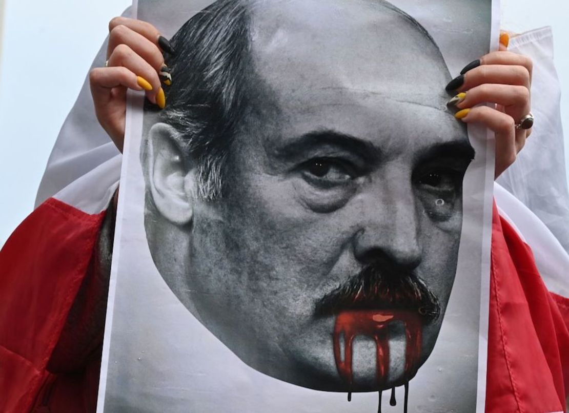 Un activista, miembro de la diáspora bielorrusa en Ucrania, sostiene un cartel que representa al presidente bielorruso Alexander Lukashenko durante una manifestación frente al Ministerio de Relaciones Exteriores en Kiev.