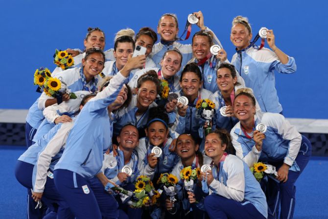 Las Leonas, el equipo femenino de hockey de Argentina, posa con su medalla de plata.