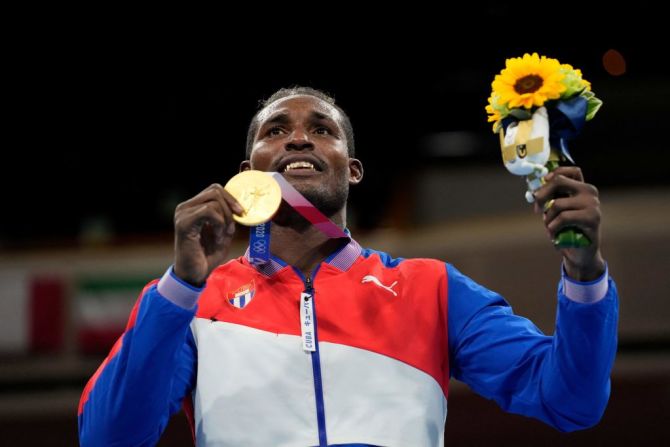El cubano Julio La Cruz con su medalla de oro en boxeo en los Juegos Olímpicos de Tokio.