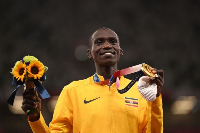 Joshua Cheptegei, de Uganda, gana el oro en los 5.000 metros masculinos.