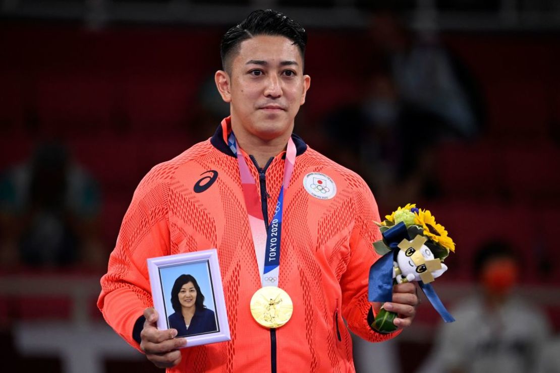 Ryo Kiyuna posa con su medalla de oro