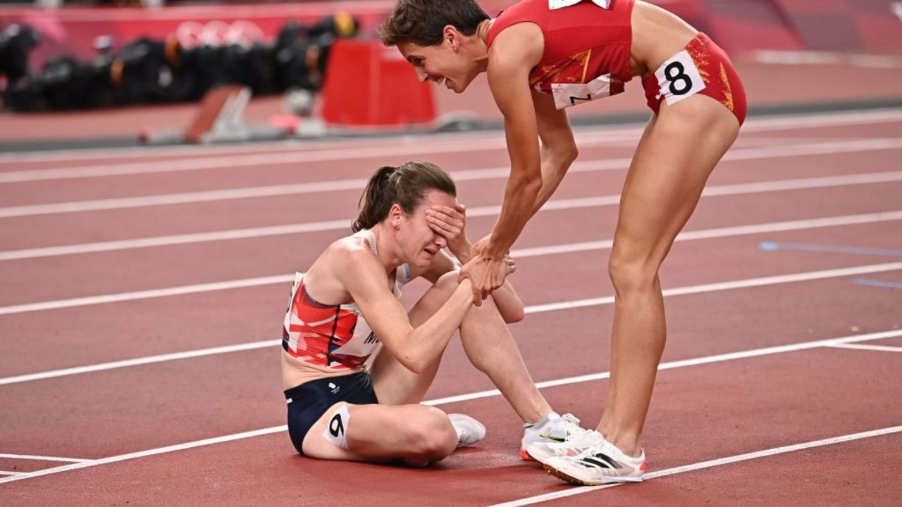 TOPSHOT - Spain's Marta Perez (R) congratulates second-placed Britain's Laura Muir after competing in the women's 1500m final during the Tokyo 2020 Olympic Games at the Olympic Stadium in Tokyo on August 6, 2021. (Photo by Ben STANSALL / AFP)