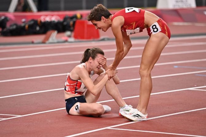 La española Marta Perez felicita a la británica Laura Muir por su segundo puesto en los 1.500m