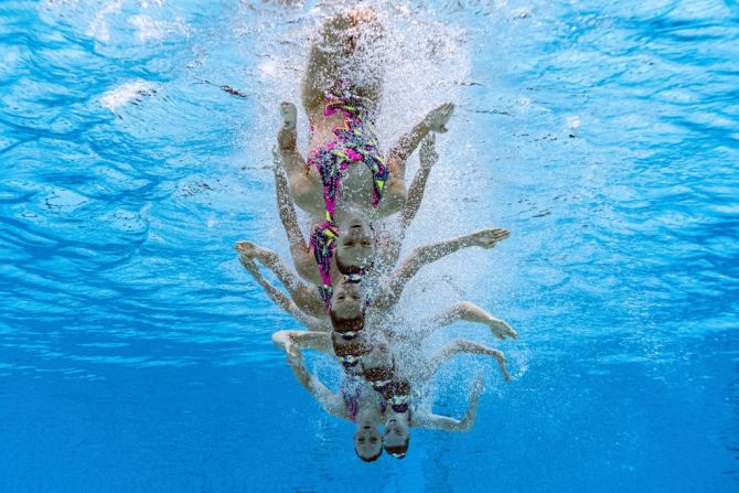 El equipo canadiense de natación artística se luce bajo el agua.