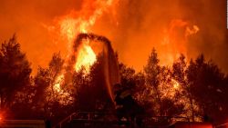 CNNE 1045233 - incendios en grecia arrasan hogares y dejan destruccion