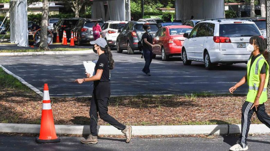 Los autos se alinean en un sitio de pruebas de covid-19 en el Econ Soccer Complex en Orlando el 4 de agosto de 2021. La Asociación de Hospitales de Florida reportó ayer 16.935 casos nuevos de covid-19 y 140 muertes adicionales, ya que las hospitalizaciones rompieron un récord por tercer día.