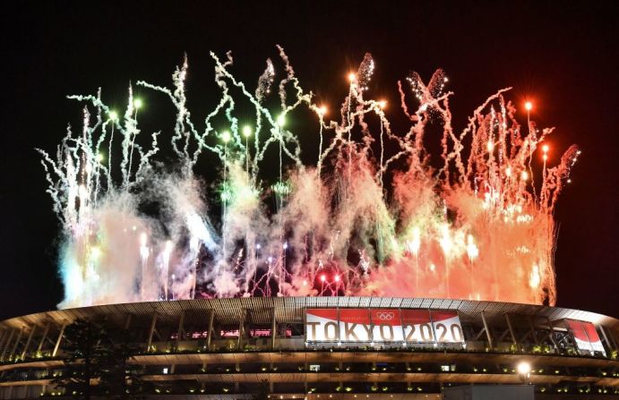 Fuegos artificiales alrededor del Estadio Olímpico durante la ceremonia de clausura de los Juegos Olímpicos de Tokio 2020, el 8 de agosto de 2021.