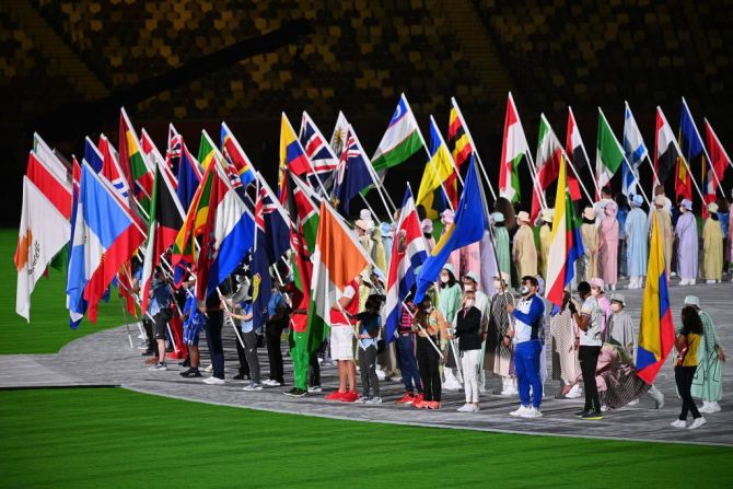 Atletas portando banderas de sus países durante la ceremonia de clausura de los Juegos Olímpicos de Tokio 2020, el 8 de agosto de 2021 en el Estadio Olímpico de Tokio.