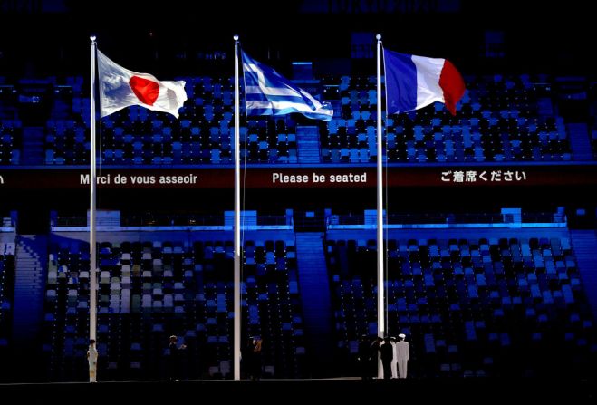 Las banderas nacionales de Japón, Grecia y Francia ondean durante la ceremonia de clausura de los Juegos Olímpicos de Tokio 2020 en el Estadio Olímpico el 8 de agosto de 2021 en Tokio, Japón.