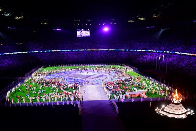 Deportistas se reúnen en el campo durante la ceremonia de clausura de los Juegos Olímpicos de Tokio 2020, en el Estadio Olímpico, en Tokio, el 8 de agosto de 2021.