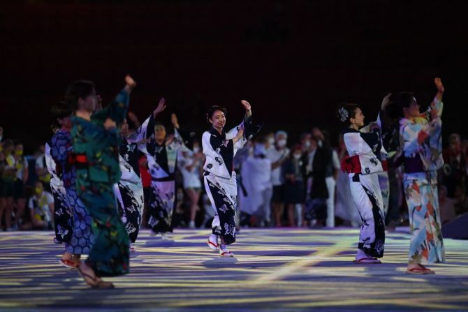 Bailarines actúan durante la ceremonia de clausura de los Juegos Olímpicos de Tokio 2020, en el Estadio Olímpico, en Tokio, el 8 de agosto de 2021.