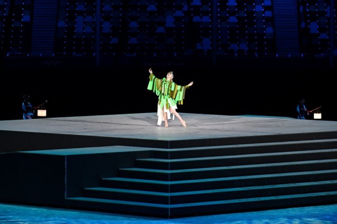 La bailarina japonesa Aoi Yamada actúa durante la ceremonia de clausura de los Juegos Olímpicos de Tokio 2020, en el Estadio Olímpico, en Tokio, el 8 de agosto de 2021.