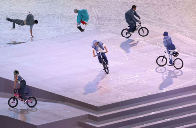 Patinaje, acrobacias en bicicleta y hip hop durante la ceremonia de clausura de los Juegos Olímpicos de Tokio 2020, el 8 de agosto de 2021 en el Estadio Olímpico de Tokio.
