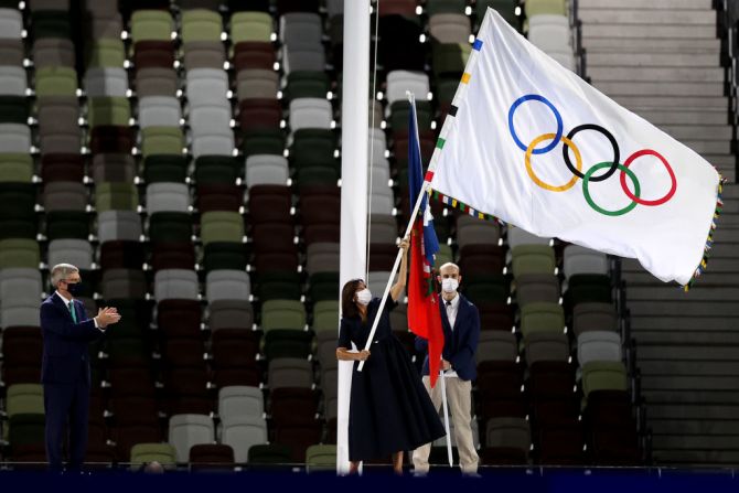 La alcaldesa de París, Anne Hidalgo, recibe la bandera olímpica de manos del presidente del Comité Olímpico Internacional, Thomas Bach, durante la ceremonia de clausura de los Juegos Olímpicos de Tokio 2020. En París, en el año 2024, se llevarán a cabo las próximas Olimpiadas.