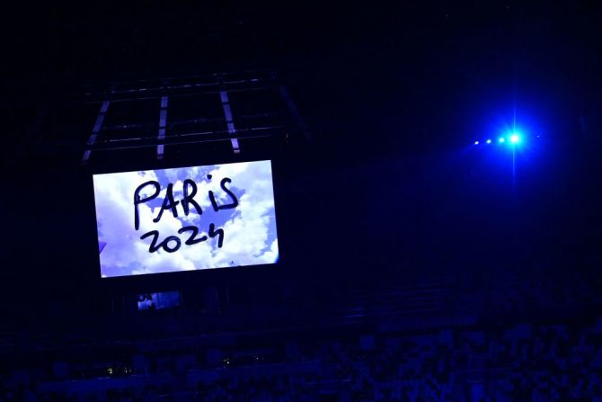 Un video que anuncia los Juegos Olímpicos de París 2024 se ve durante la ceremonia de clausura de los Juegos Olímpicos de Tokio 2020, el 8 de agosto de 2021.