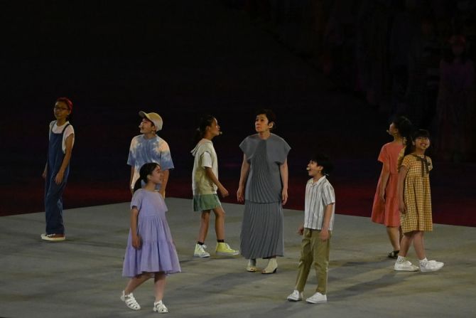 Antes de la extinción del fuego olímpico, niños actúan en el escenario durante la ceremonia de clausura de los Juegos Olímpicos de Tokio 2020, el 8 de agosto de 2021.