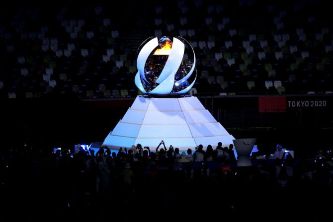 La llama olímpica se comienza a apagar durante la ceremonia de clausura de los Juegos Olímpicos de Tokio 2020.