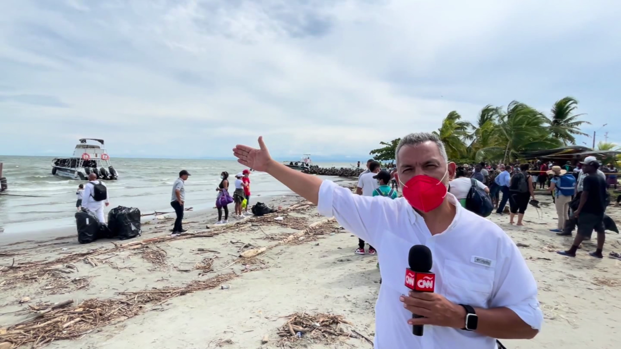 CNNE 1045753 - haitianos en necocli piden transporte hacia panama