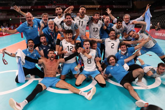 El equipo argentino de voleibol masculino celebra su medalla de bronce tras vencer al equipo brasileño el 7 de agosto.