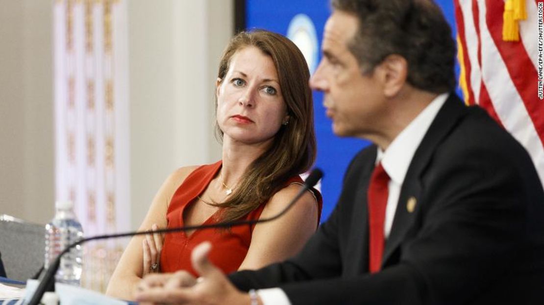 Melissa DeRosa, izquierda, secretaria del gobernador de Nueva York, Andrew Cuomo, escucha mientras Cuomo habla durante su sesión informativa diaria en una sala de conferencias en la Bolsa de Valores de Nueva York el 26 de mayo de 2020.