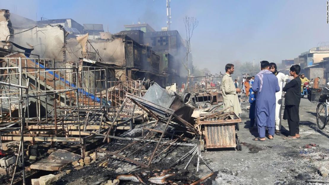 Afganos observan los daños provocados por los combates entre talibanes y fuerzas de seguridad afganas en Kunduz, el 8 de agosto de 2021.