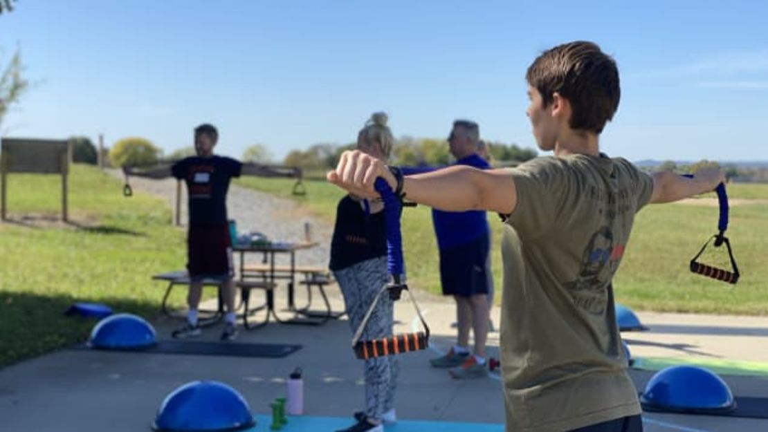 Los participantes hacen ejercicio durante un retiro de Fit Farm.Cortesía de Fit Farm at Rock Springs Retreat Center