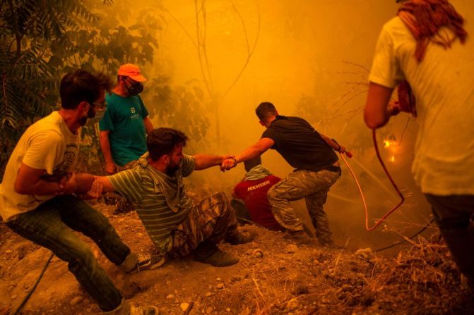 Residentes locales ayudan a combatir el fuego en Evia. En los últimos días se han llevado a cabo sesenta y tres evacuaciones organizadas.