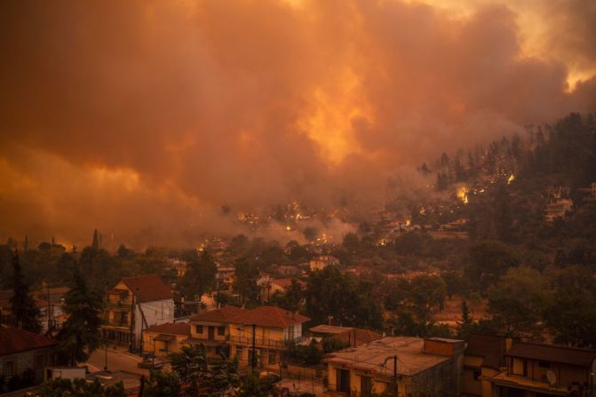 El fuego se desplaza hacia el pueblo de Gouves en la isla de Evia. En Grecia hay más de 500 incendios forestales activos.