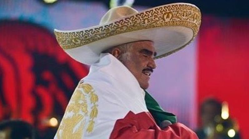 Vicente Fernández, uno de los máximos exponentes de la música mexicana, falleció este domingo a los 81 años. Aquí se le ve envuelto en la bandera de México, en el que fue su último concierto, "Un azteca en el Azteca", en 2016. Te presentamos algunas de las imágenes de su carrera y su vida. (Foto: Instagram @_vicentefdez) →