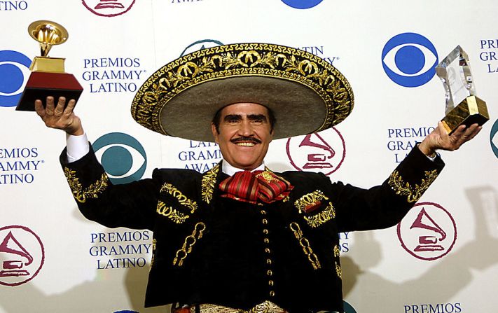 Vicente Fernández sostiene dos trofeos, uno de ellos el de Premio Leyenda y el otro el de Mejor Álbum Ranchero "Más Con El Número Uno", en la tercera edición de los Grammy Latinos, el 18 de septiembre de 2002.