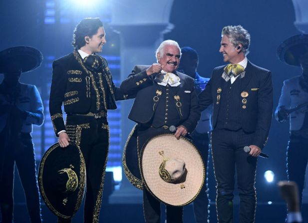 Vicente Fernández (al centro) junto a su nieto Alex Fernández (izquierda) y su hijo Alejandro Fernández (derecha) durante la entrega número 20 de los Grammy Latinos el 14 de noviembre de 2019.